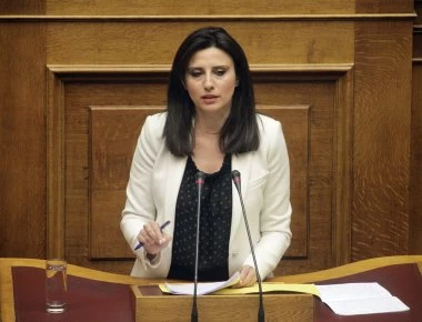 Βουλή: «Αντάρτικο» της βουλευτού του ΣΥΡΙΖΑ Νίνας Κασιμάτη στην ψηφοφορία για τη Συνταγματική Αναθεώρηση